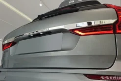 Dekorlist baklucka Volvo XC60 II 2017– Krom