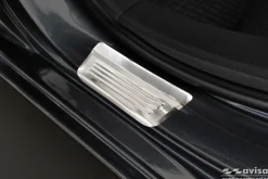 Instegslister i Borstad Stål Nissan Micra V 2016->