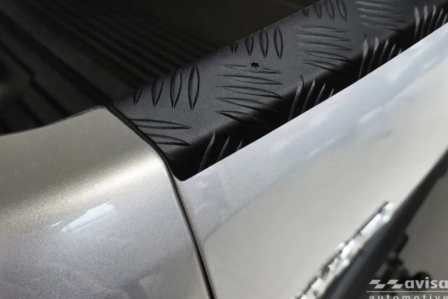 Lastskydd För Bakläm Mattsvart Aluminium Durkplåt Toyota Hilux VIII 2020->