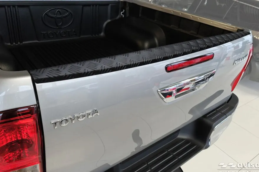 Lastskydd För Bakläm Mattsvart Aluminium Durkplåt Toyota Hilux VIII 2020->