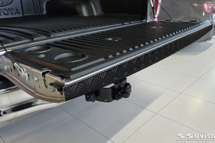 Lastskydd För Bakläm Mattsvart Aluminium Durkplåt Toyota Hilux VIII 2020->