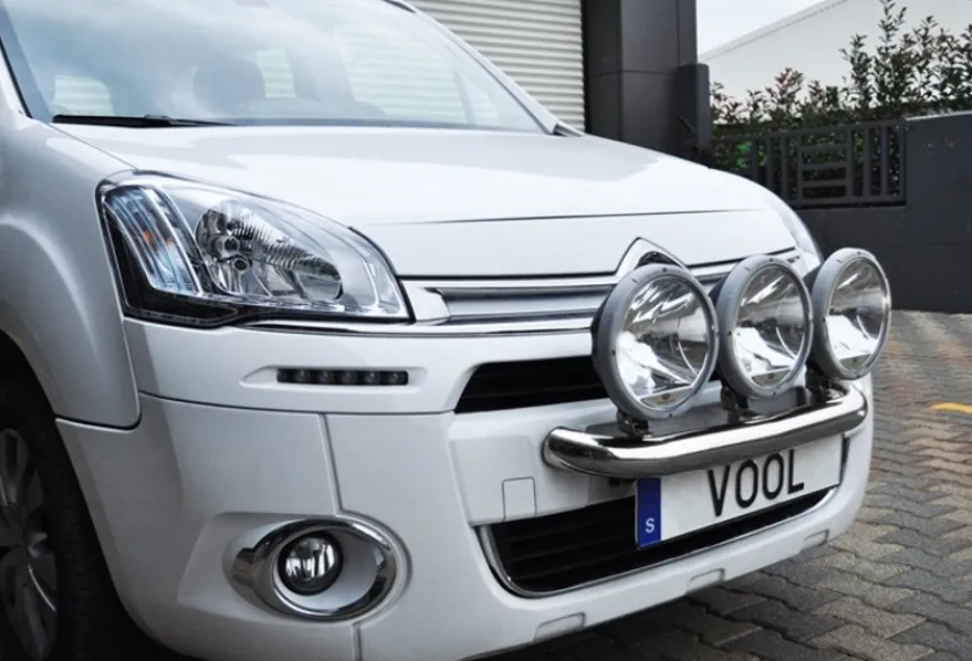 Modellanpassad Voolbar Ljusbåge till Peugeot Partner 2008- Fästen för 2 extraljus